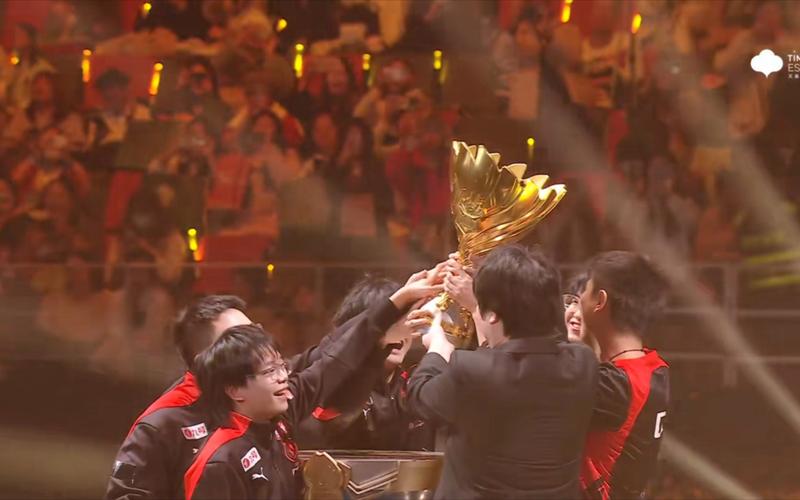 EWC官方：T1以2-1的比分战胜BLG，赢下了揭幕战