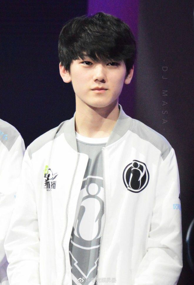 这必须是标志性的加里奥！ faker + Oner 成功覆盖了下路， T1 在没有任何危险的情况下赢得了第一场比赛