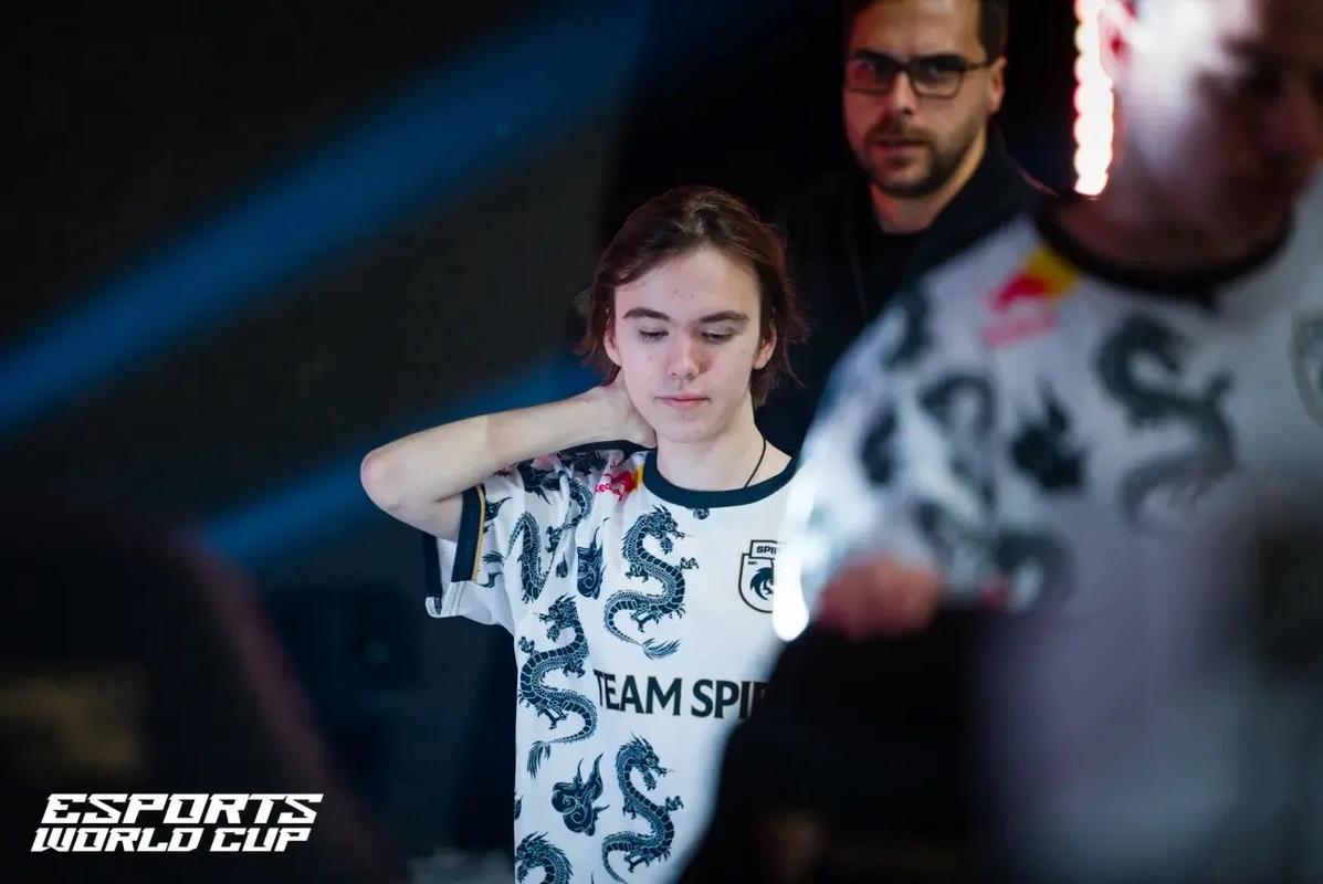 突发事件！海潮库奇在关键小组中脱颖而出， EDward Gaming 的双C输出满格，赢得了第一局