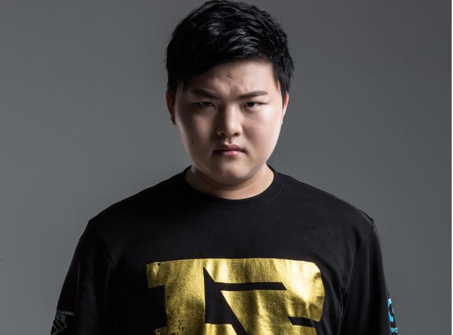 LPL主持夏安分享照片：在阳光下的咔嚓咔嚓